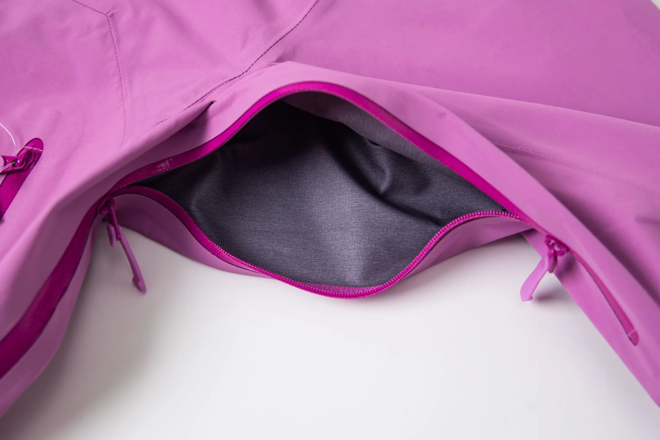 【 】 ARCTERYX Beta SLSeries SL GORE-TEX Breathable Breathable Series Versatile ， bluesign@ N '3LGORE-TEX ， ， Wear-Resistant， 、 Breathable， ! ARC TERYX ， 3D Tri-Durance ， P ， YKK ， ， ， 。 Size：S-XXL ：Black